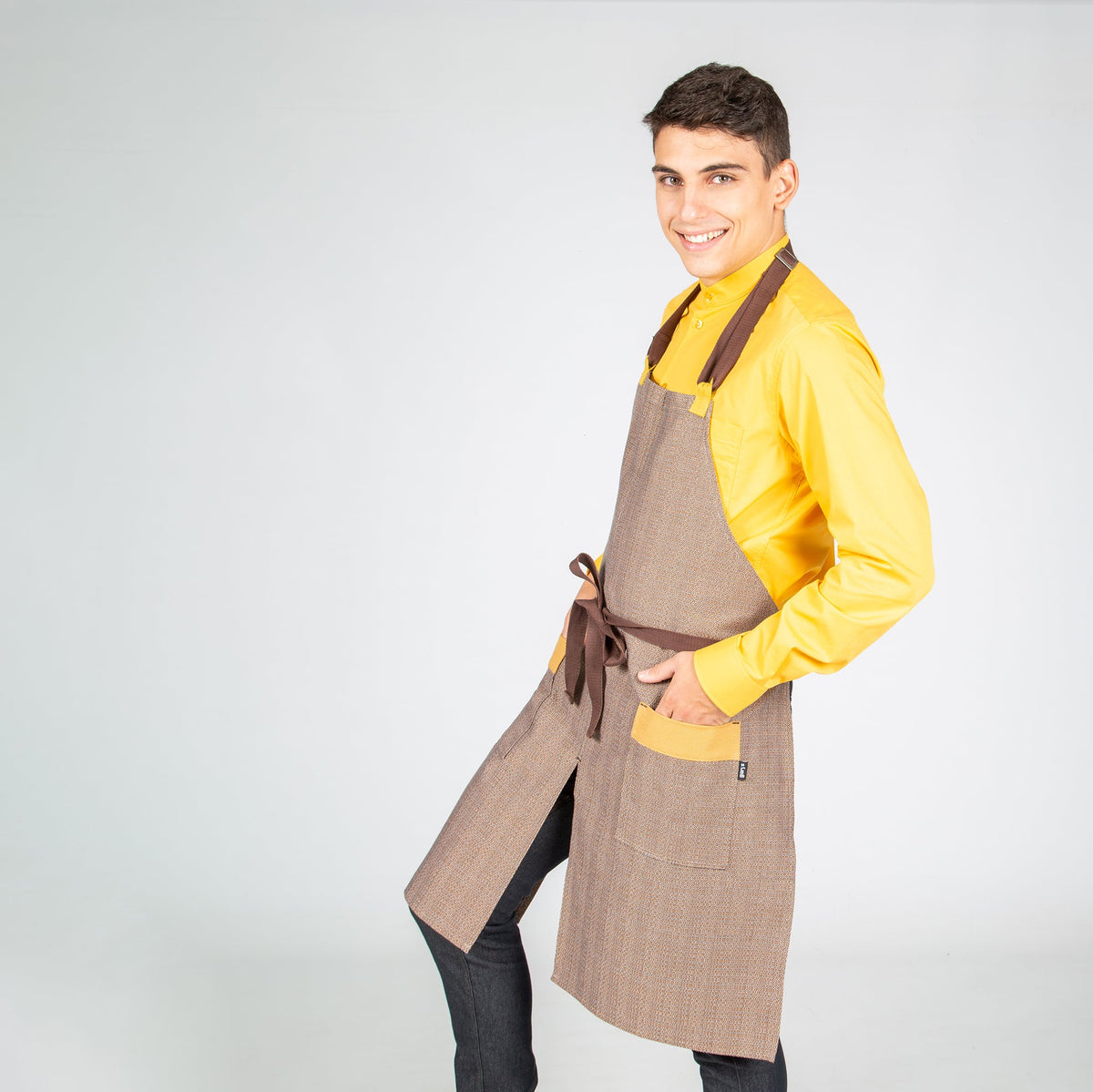 DELANTAL CON PETO CHOCOLATE TIRANTE 2 COLORES 82X72 CM - Gary's