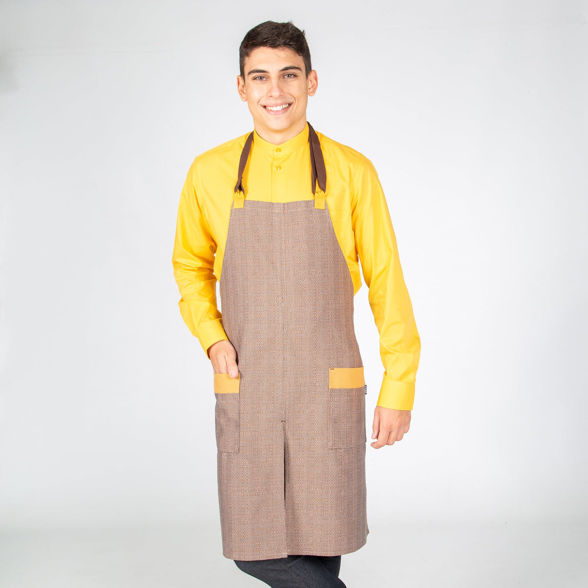 DELANTAL CON PETO CHOCOLATE TIRANTE 2 COLORES 82X72 CM - Gary's